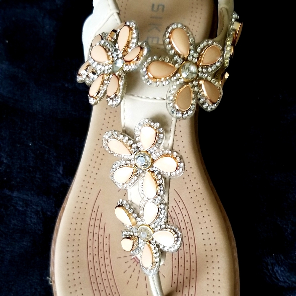 Bling! Flower jewelled flat sandals 8.5 with elastic strap for comfort.